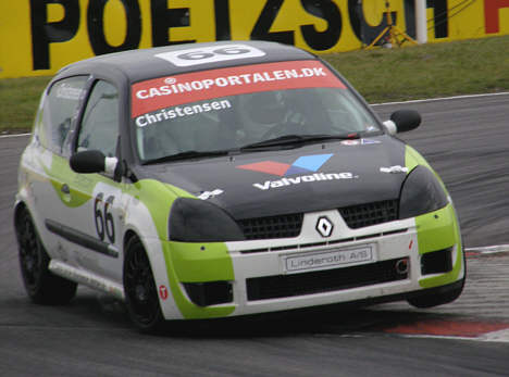 Claus Christensen har nu den rette speed i Clio Cup raceren.